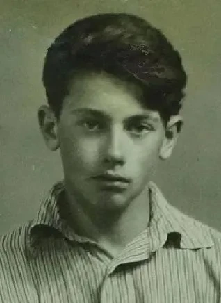 Это был Александр Демьяненко, наш любимый Шурик, в детстве ❤️