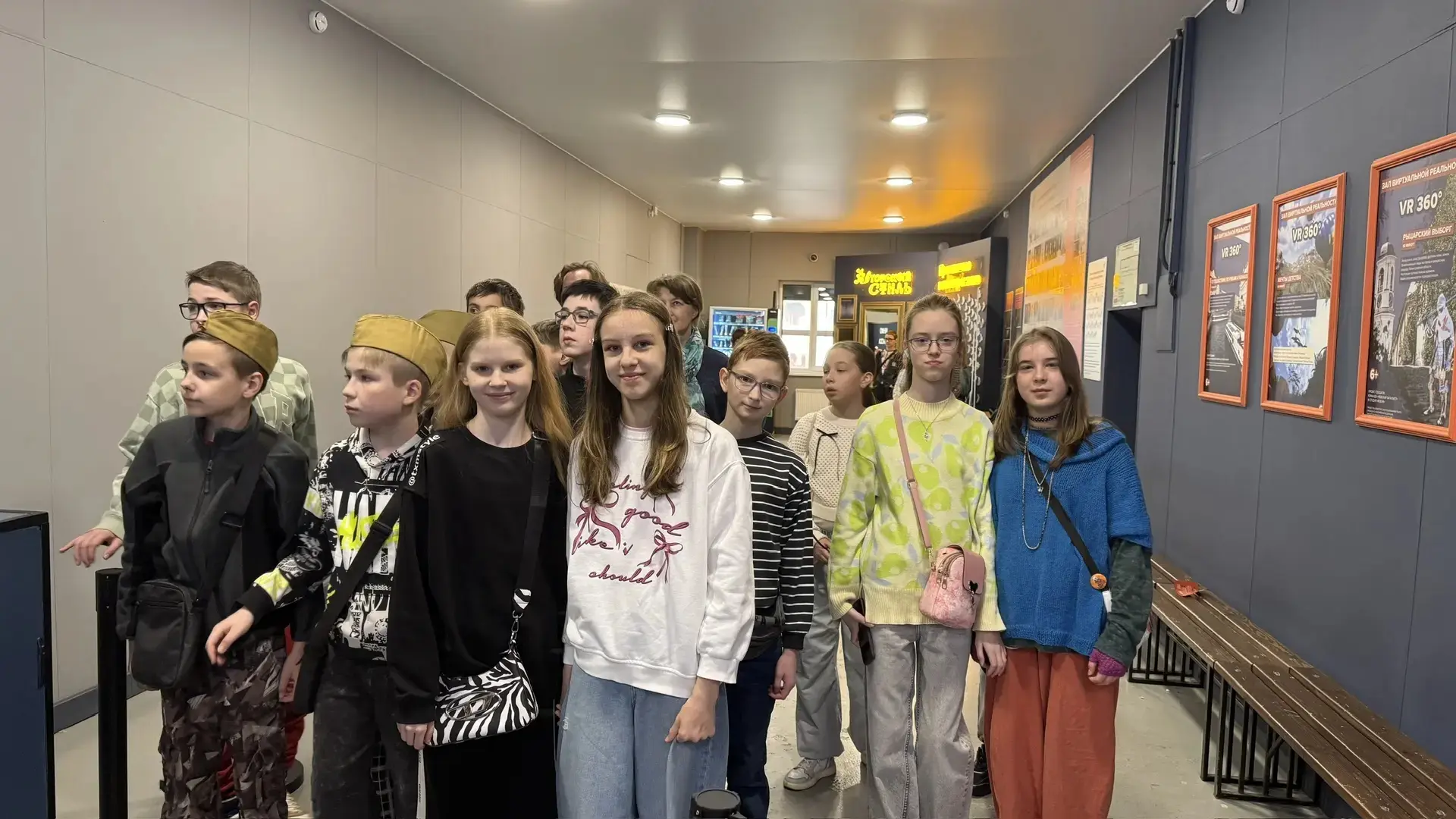 🎬 Путешествие в прошлое: 5 «М» на выставке «Пропавшие в кинохронике» 🏛️   Ученики 5 «М» класса побыв