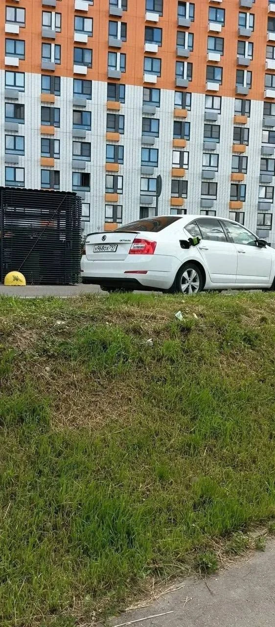 🤯Кражу бензина из припаркованного авто заметили в Бутово Парке.