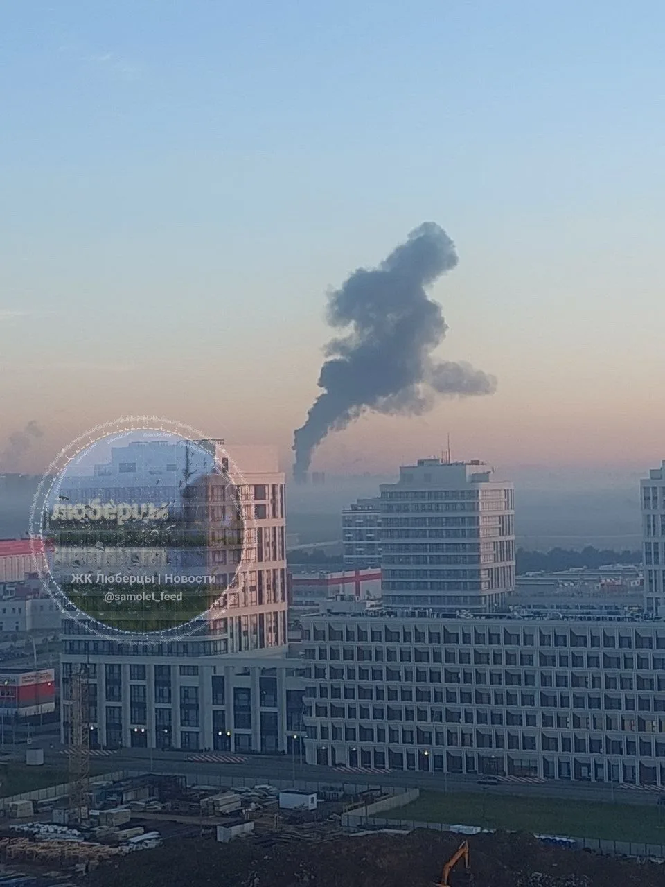 В Реутове загорелись склады.
После четырех взрывов мэр Москвы сообщил о сбитии четырех беспилотников