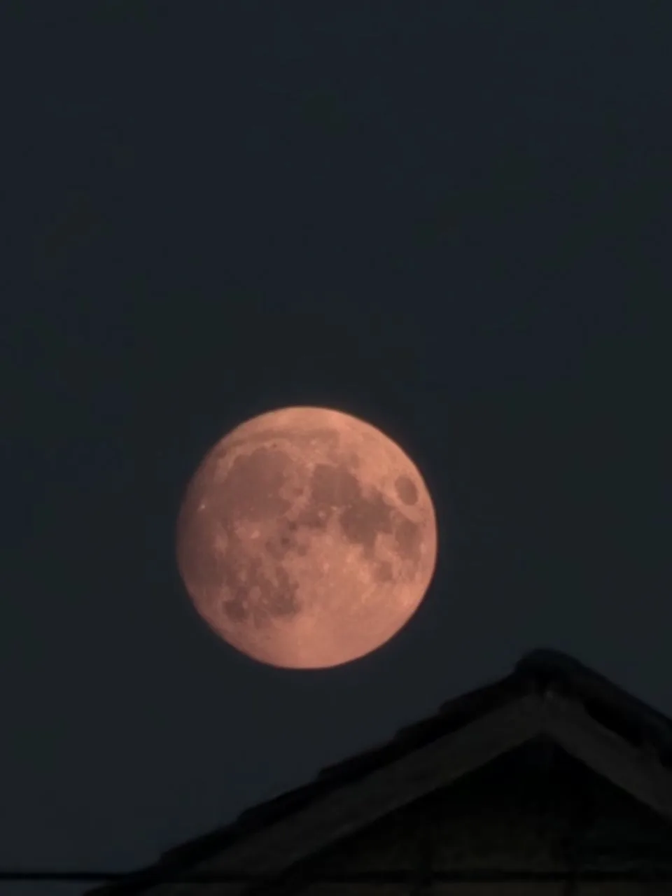 Красивая луна над городом 🌝