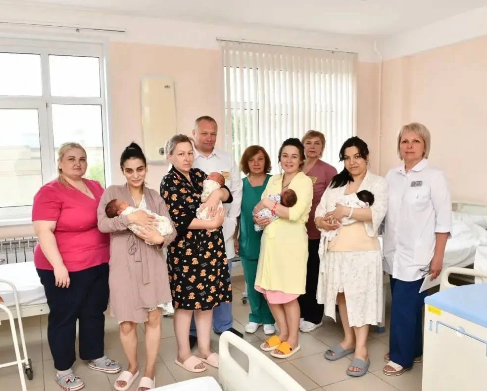 В перинатальном центре 8-й горбольницы с Днем защиты детей поздравили многодетных мам!
Главный врач 