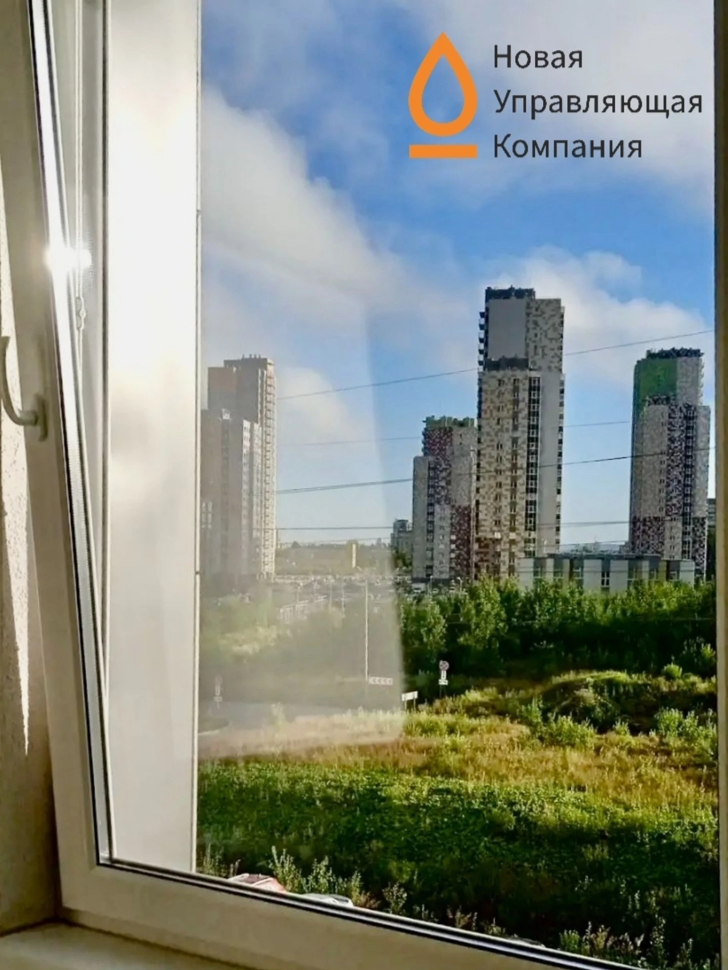 🧽 Поддерживаем чистоту и порядок: идёт помывка окон и перил в подъездах!