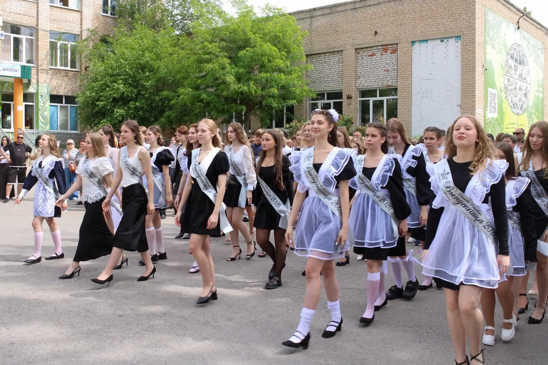Выпуск 2026: ваш личный «зелёный» код  Говорят, школа даёт багаж знаний. Но мы-то с вами знаем: это 