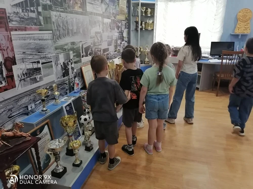 Ребята, посещающие пришкольный лагерь " Юный челнинец" на экскурсии в Музее воды.
С 2004 года в Набе