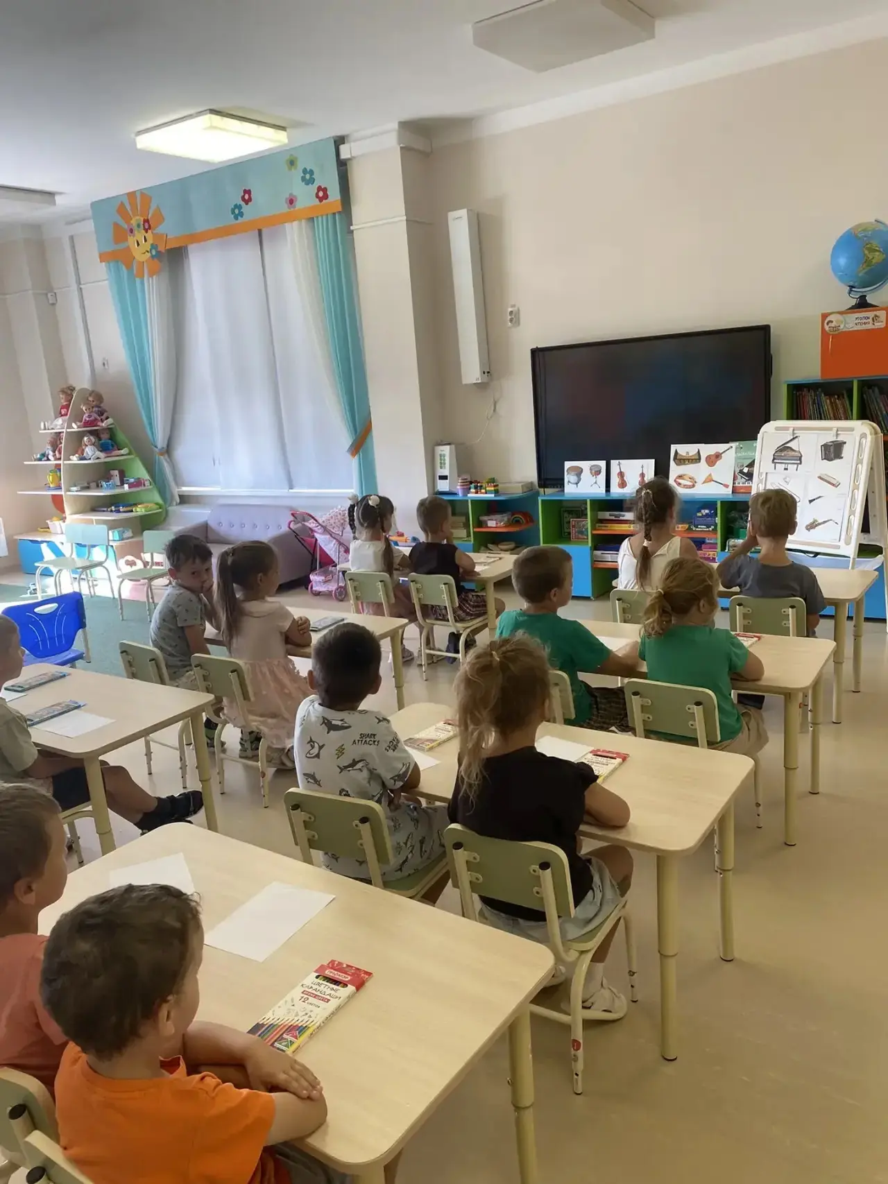 🎨 Музыка в красках: так прошло рисование в группе «Радуга»! 🎶
