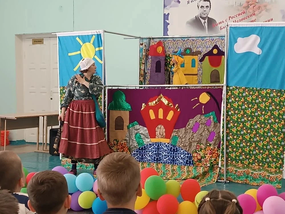 19 июня
Пришкольная площадка
У нас в гостях отделение кукольного театра студия "4 этаж".
Сегодня смо