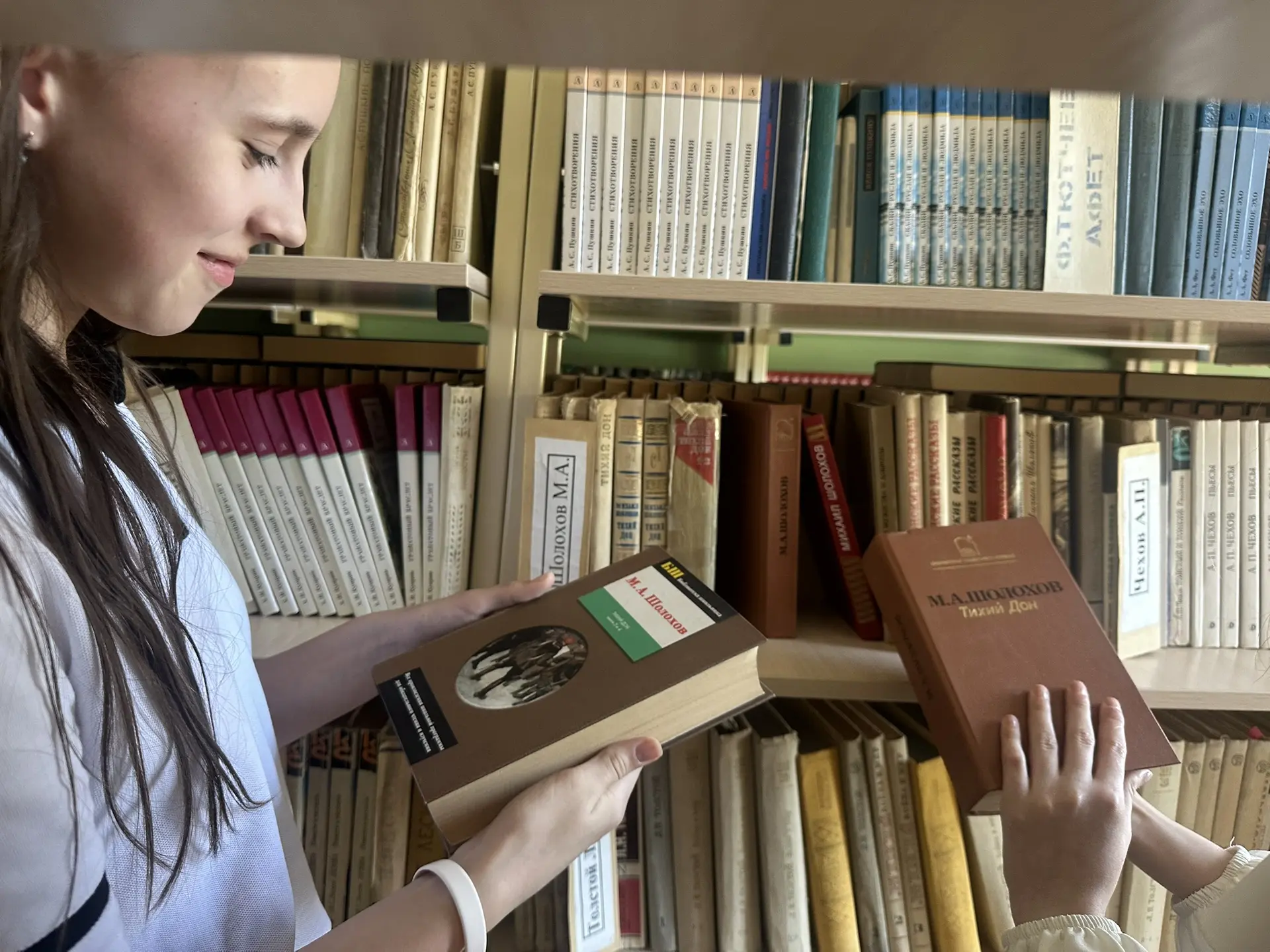 📚Литературная выставка «Шолоховский уголок»  Советники директора по воспитанию организовали в школьн