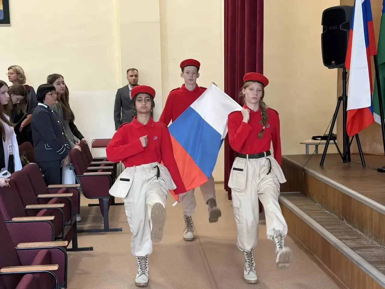 С Днём знаний, дорогие ученики, родители и коллеги! 🏫🎉
