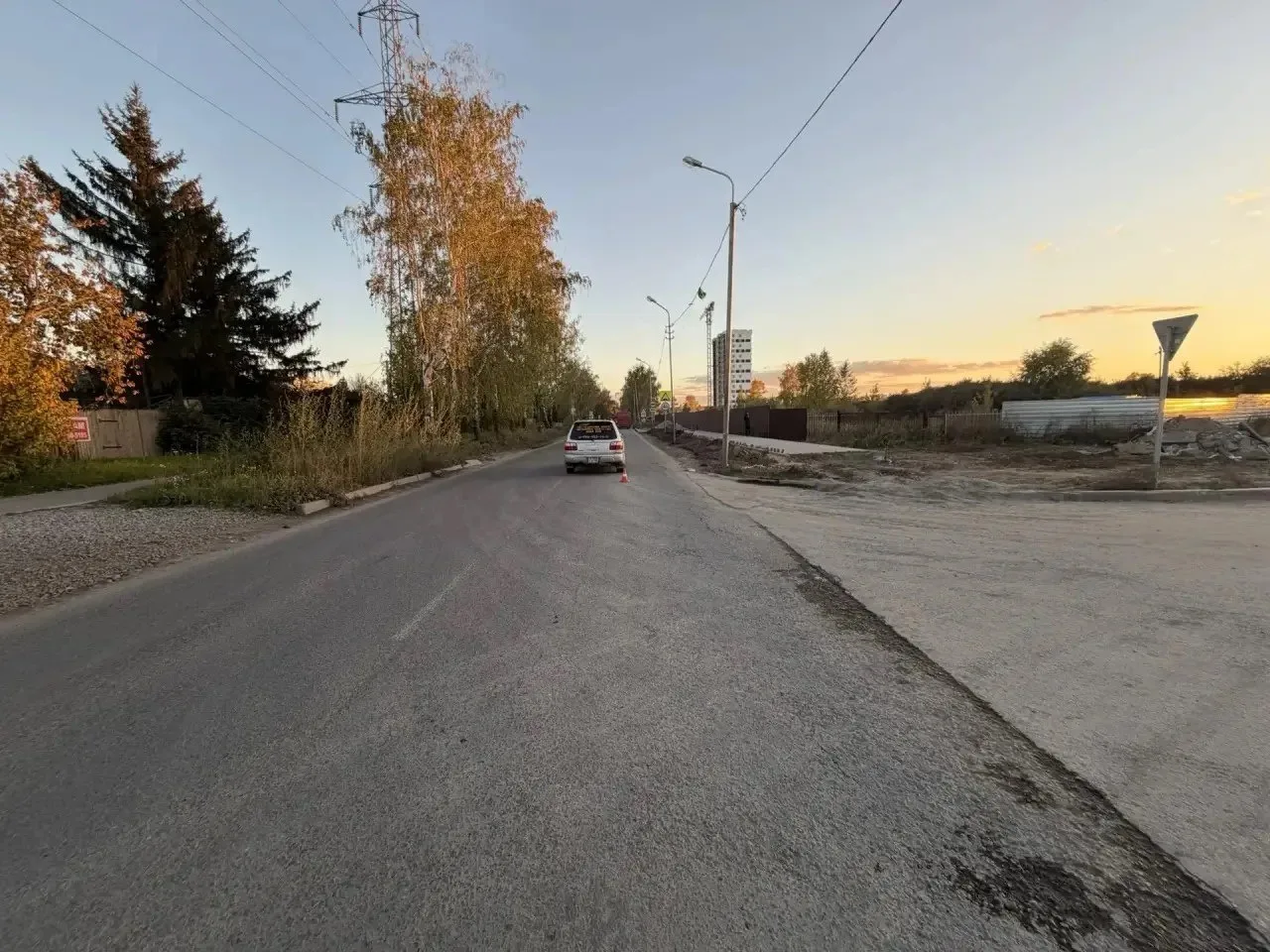 В Кировском районе Новосибирска 30 сентября в 18:00 под колеса автомобиля попал ребенок.
