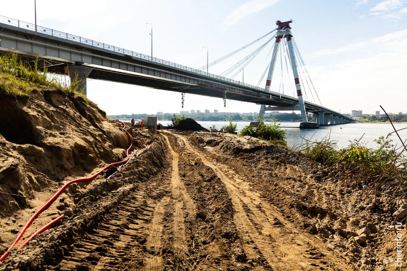 На набережной под Октябрьским мостом построят 15 колодцев