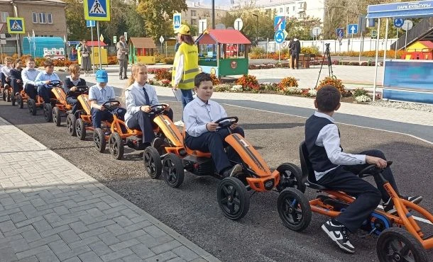 🚦 Детский автогородок в Челябинске: учим ПДД весело и безопасно!

Ура! Хорошие новости для юных чел