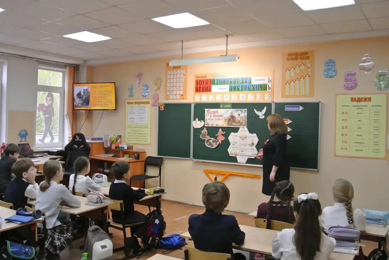 🔔 Утро понедельника, 4 мая 2026 года, в нашей школе началось с традиционной торжественной линейки, п