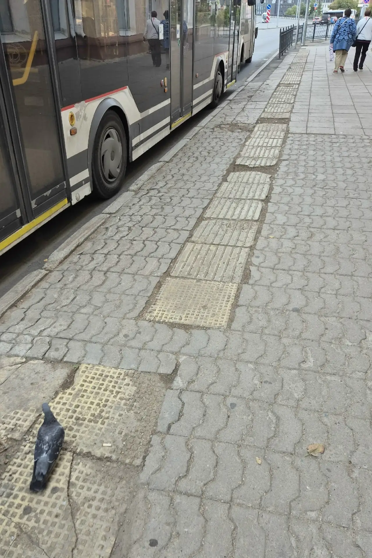 Всем привет. Остановка "пл.Ленина", одна из самых центральных остановок города. Ситуаци...