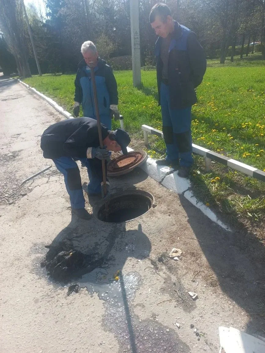 Аварийные работы в канализационной сети на территории Центральной районной больницы.