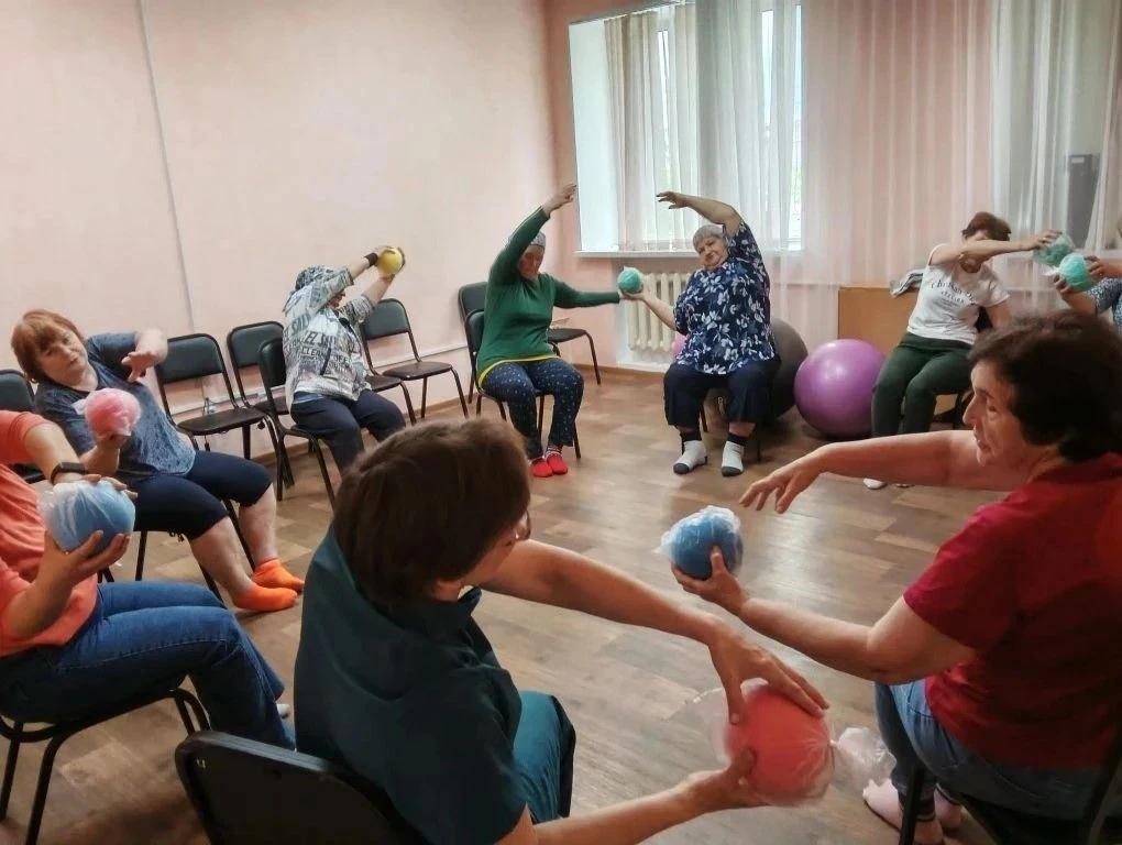 В рамках программы «Активное долголетие» в комплексном центре проходят занятия физкультурой под руко
