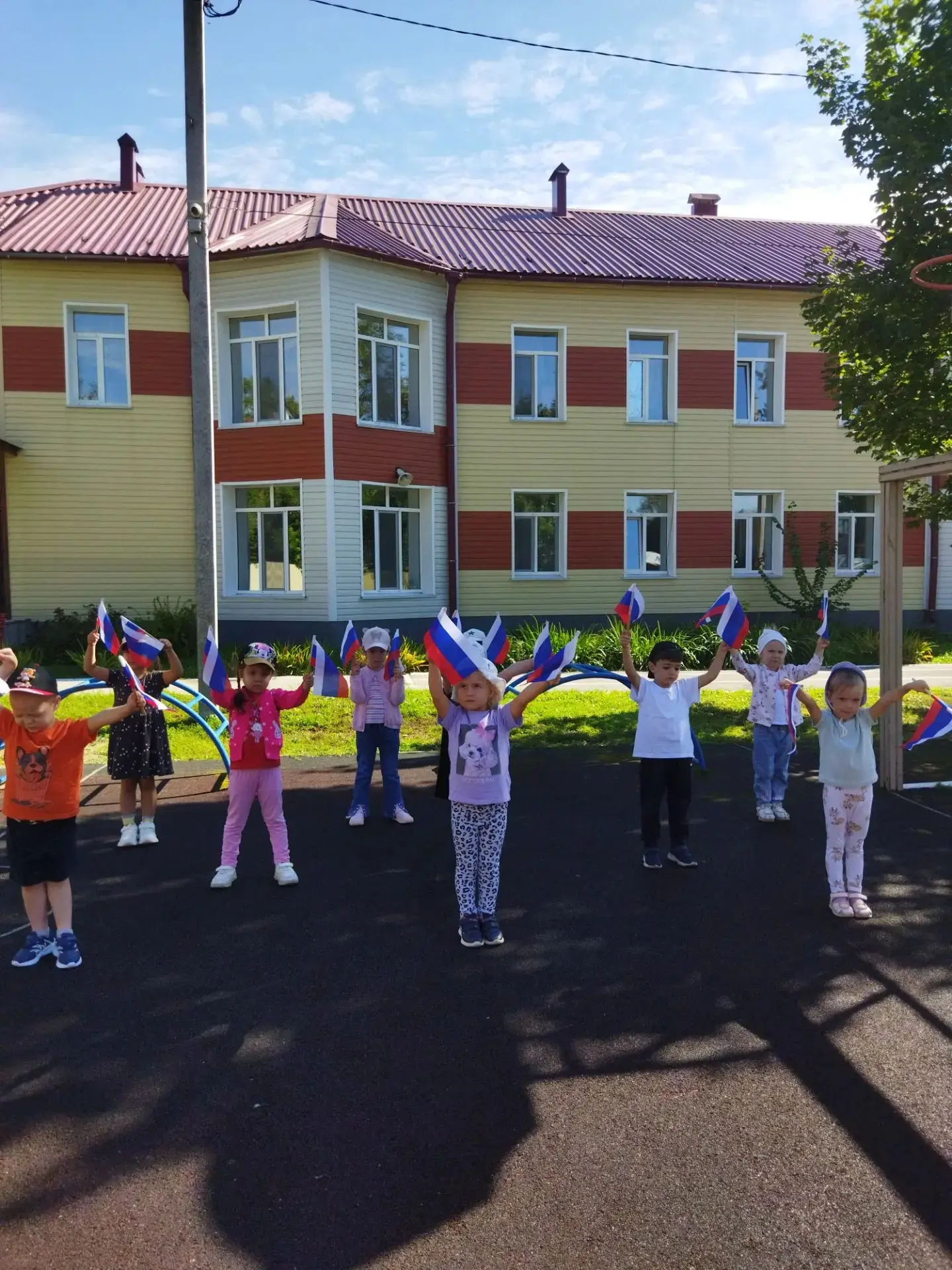 День российского флага отметили во всех группах детского сада! 🇷🇺 Ребята участвовали ...