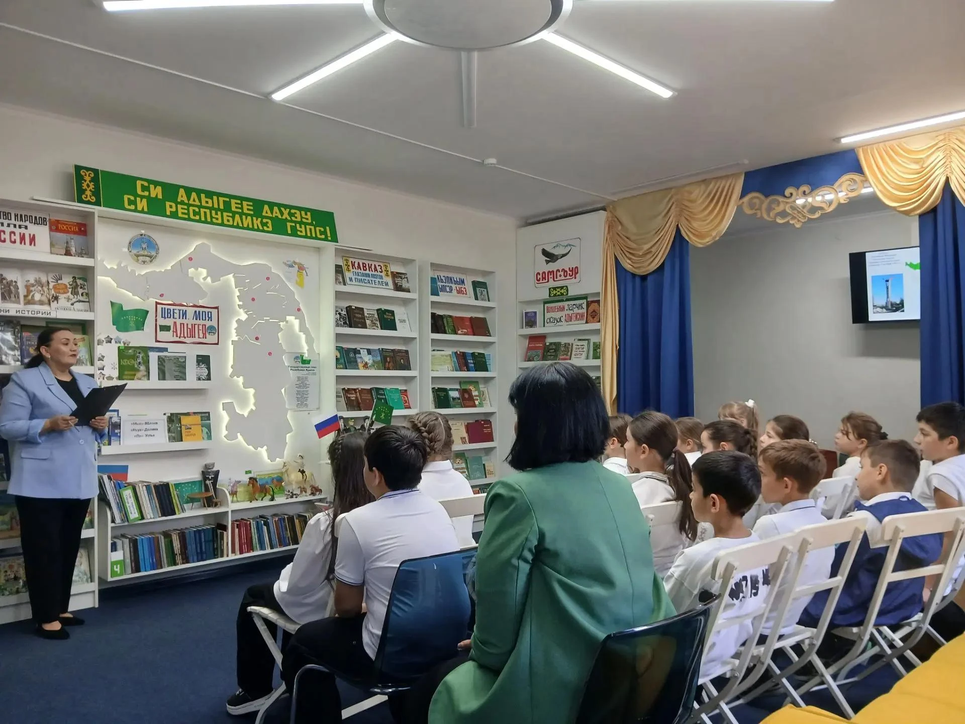 Сегодня в нашей библиотеке состоялся краеведческий час  «Адыгея – жемчужина России»,пос...