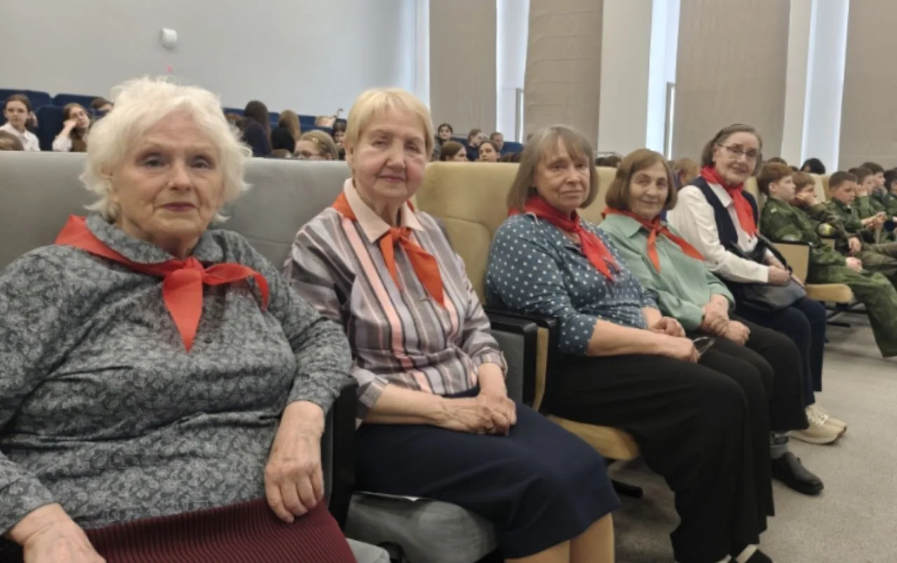 Если вы есть- будьте Первыми! Галстуки, звуки пионерской зорьки и веселые песни пионеров.   День дет