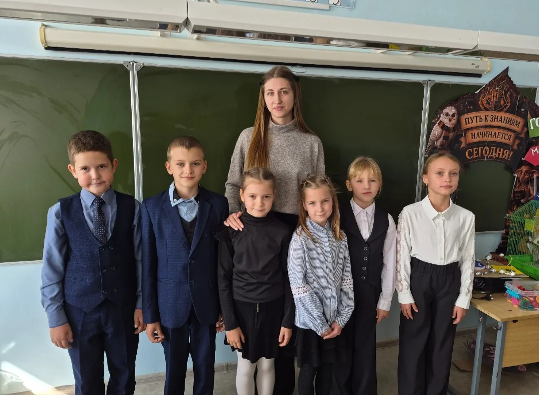 Звонок. Тишина. «Здравствуйте, дети!» — объявляет маленькая Алина. Напротив — ровный ря...
