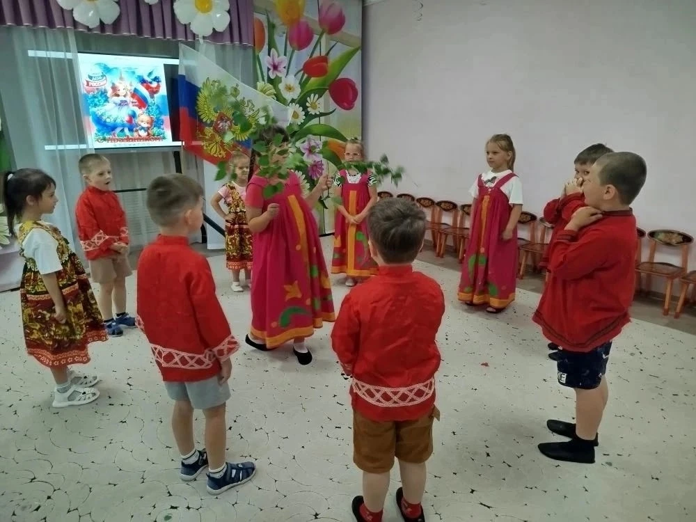 ,,За зоренки ясные,росные
За поля с густыми колосьями,
За реки различные, синие
Назвали страну Росси