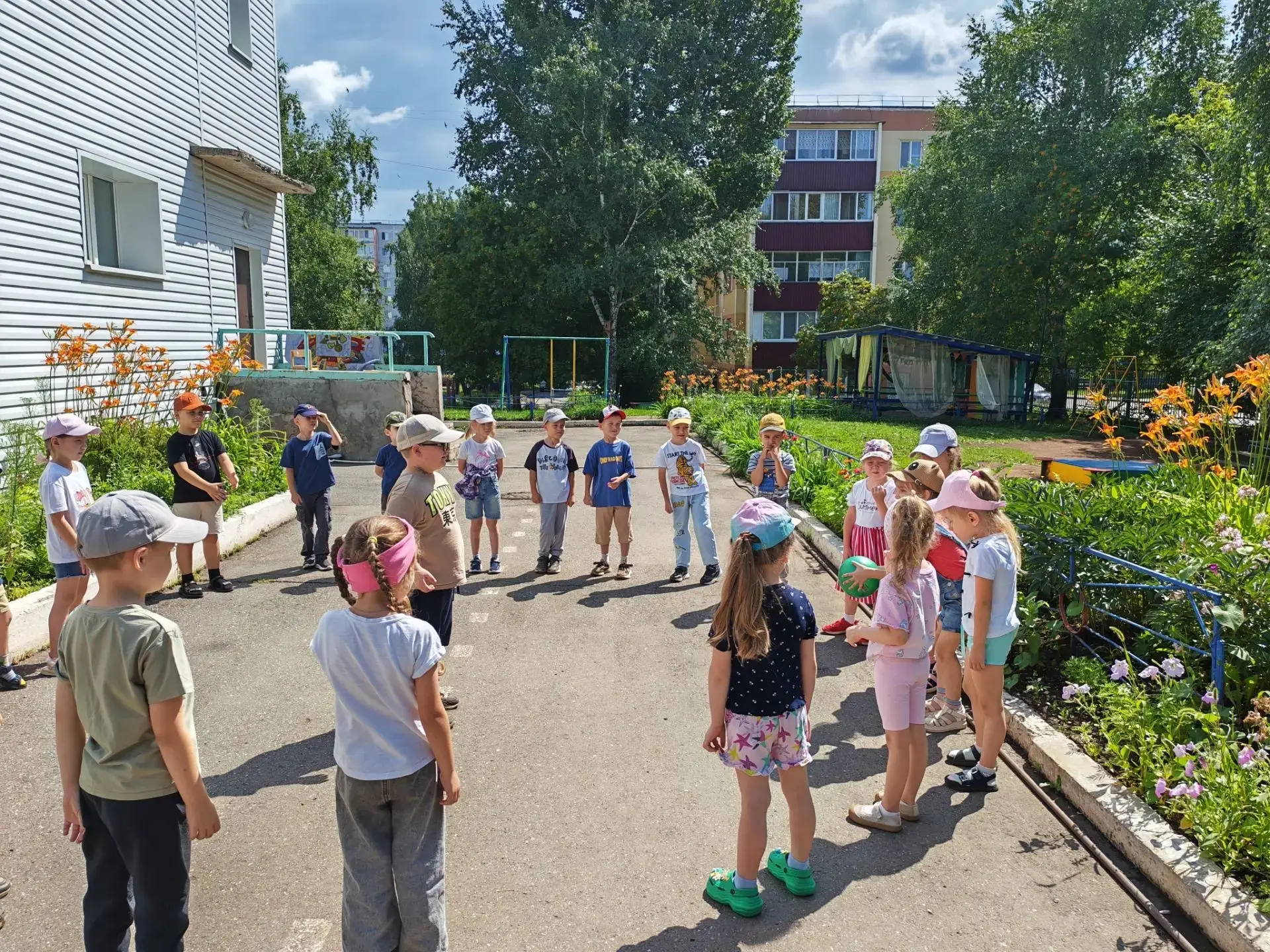 Игры с мячом⚽️ на свежем воздухе летом — это не только весёлое времяпрепровождение, но и важная част