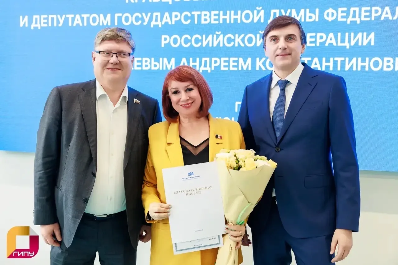 Министр просвещения РФ наградил преподавателей ГИПУ

Во время визита в Короленковский университет Ми