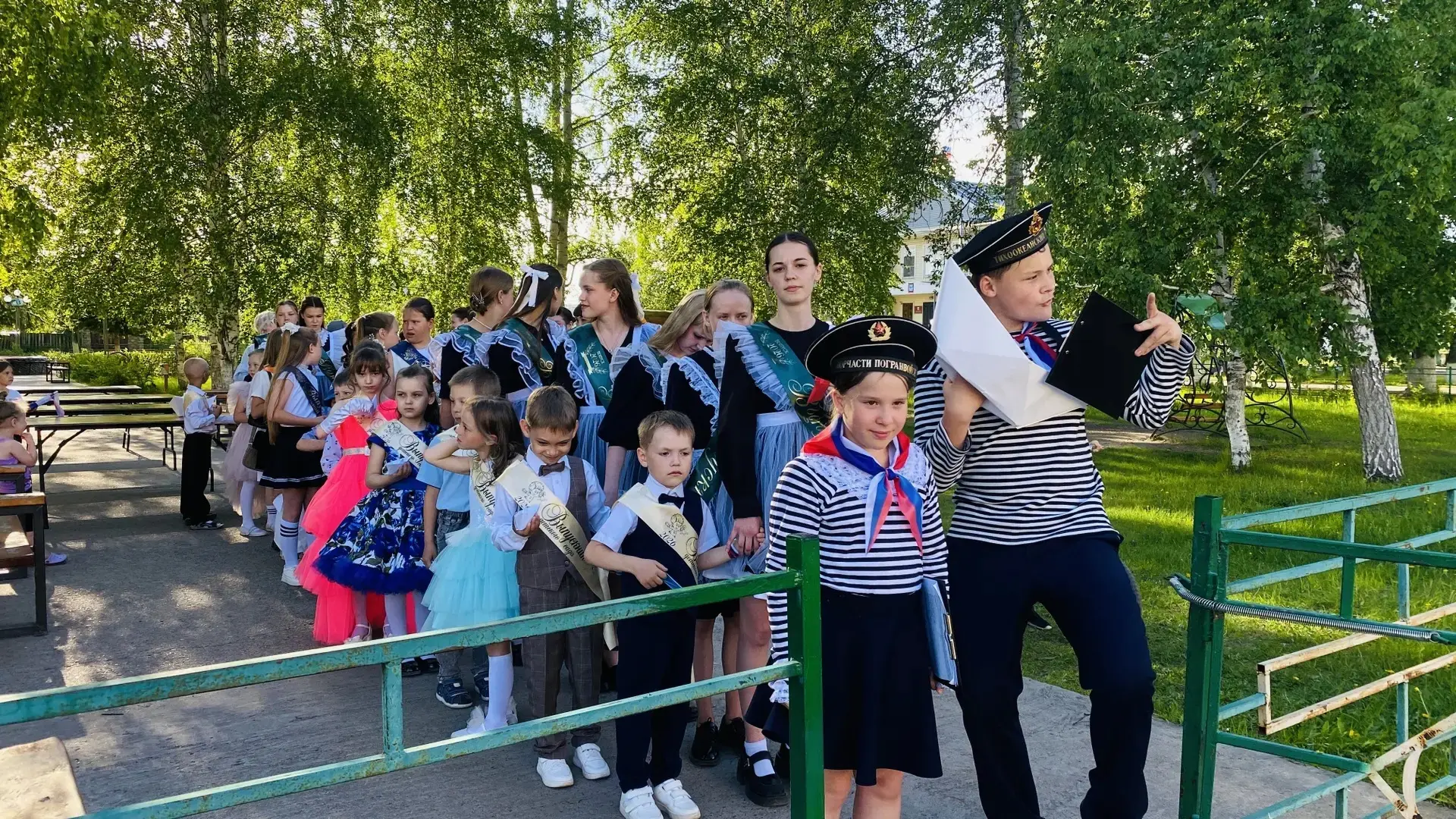 🎓🇷🇺 Парад выпускников в День России: бумажные кораблики поплыли по Киренге от малышей до одиннадц