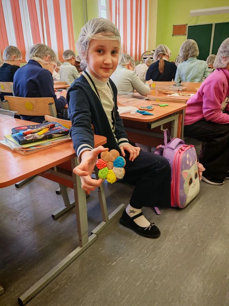 🎨 Вчера наши второклассники окунулись в атмосферу творчества и праздника. Накануне Международного же
