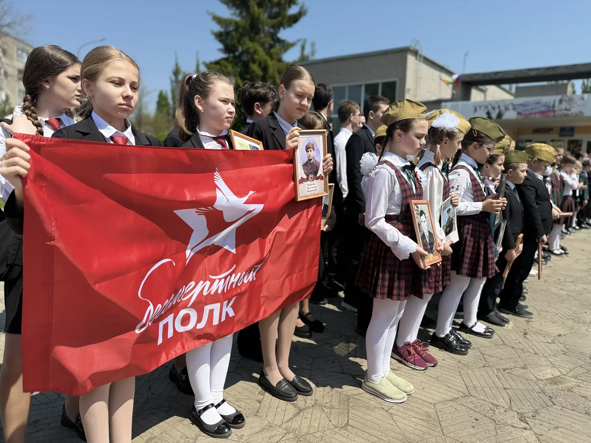 📸🕊 Фотокадры: Бессмертный полк во дворе гимназии!  Наши ученики хранят память и гордятся своими пред