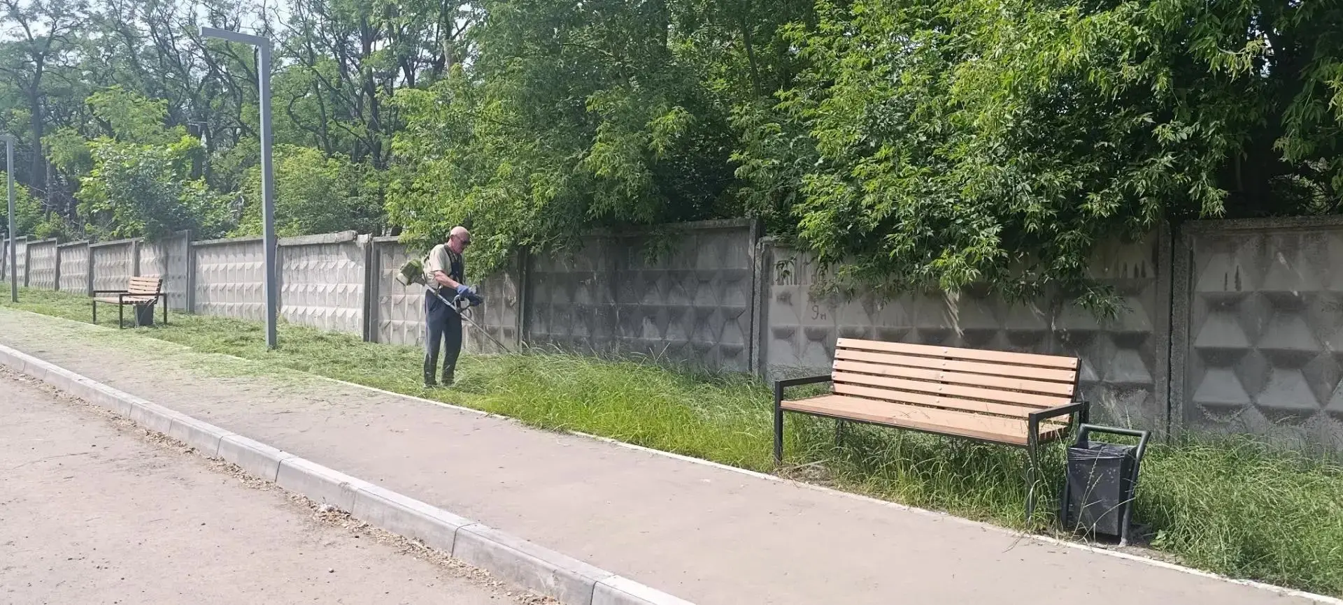 Покос травы в городе продолжается !!!
Бригада косарей МУП "Комсервис" ежедневно продолжает работы по