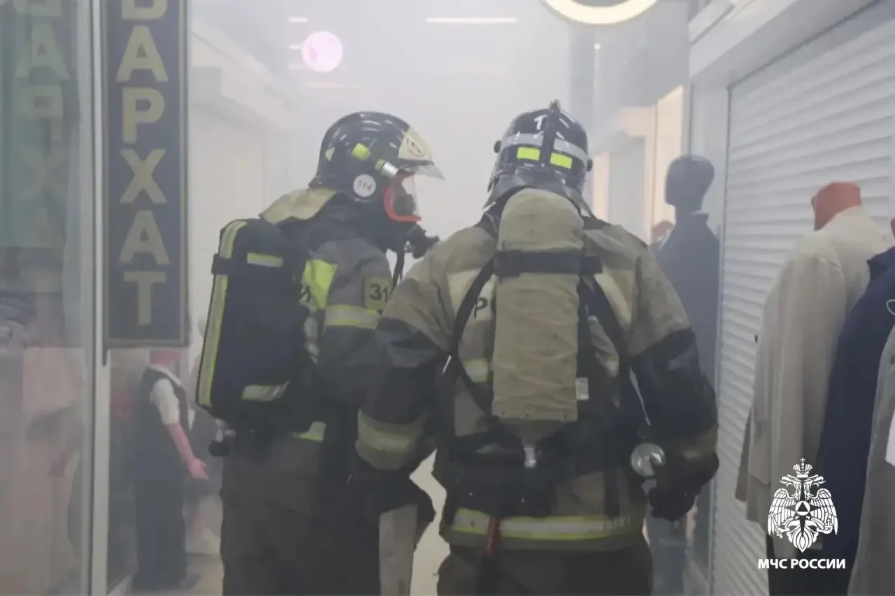 🚒 В ГОРНО-АЛТАЙСКЕ «ПОТУШИЛИ» ПОЖАР В ТЦ «ТКАЦКИЙ-1»