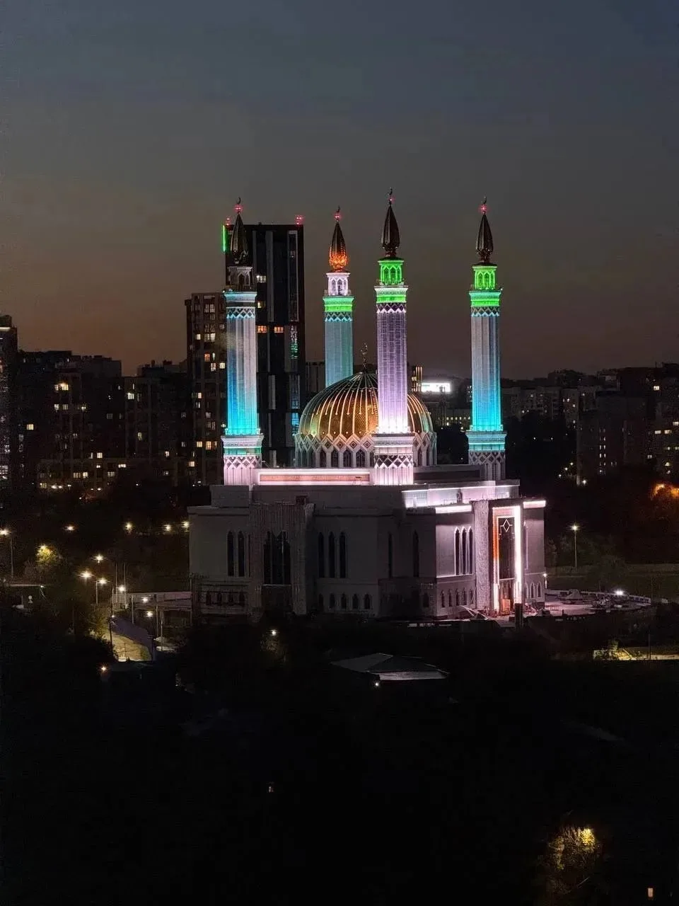 🕌 Мечеть «Ар-Рахим» засияла новой подсветкой