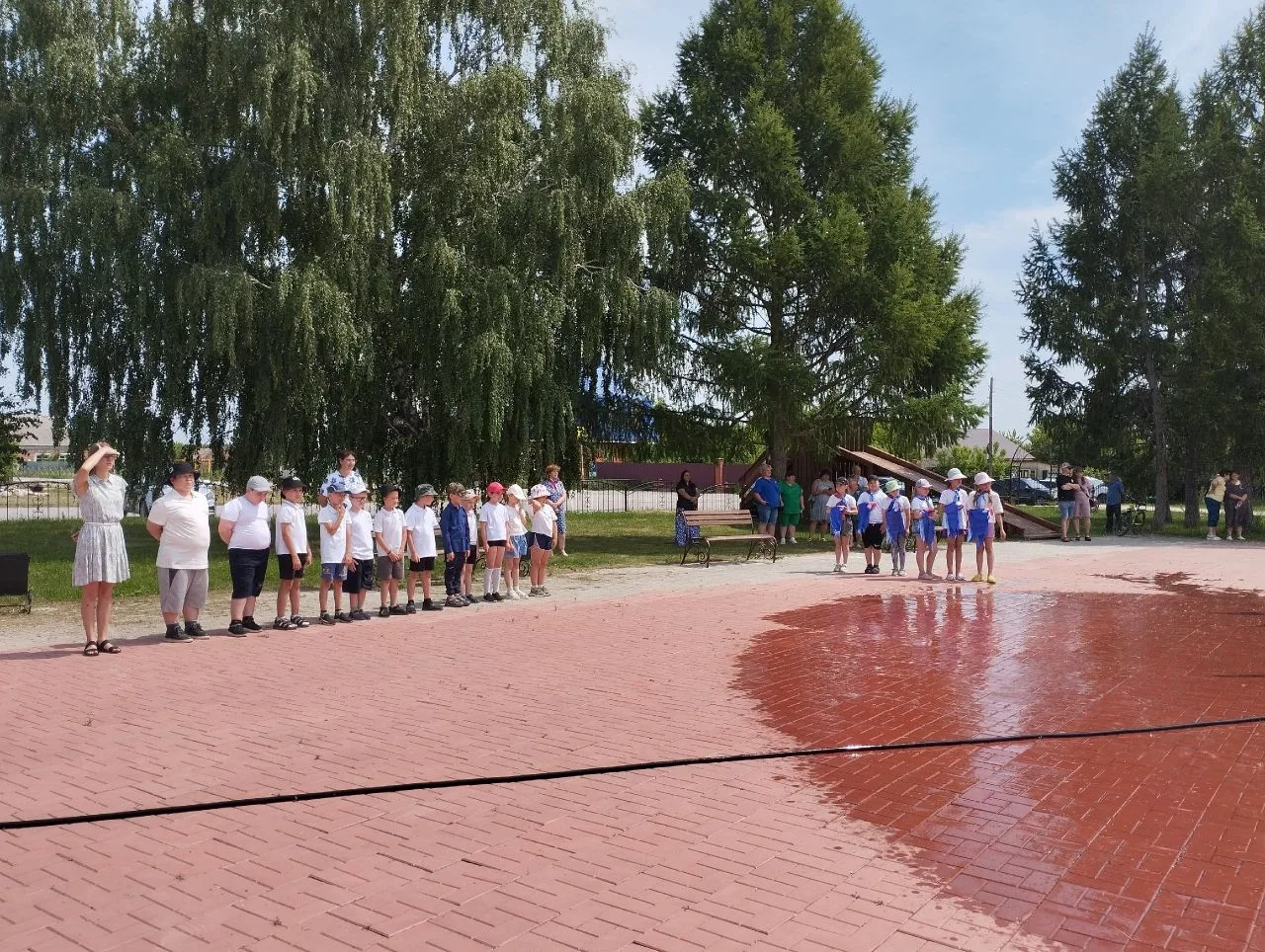 Мы одна семья!

☀️Одиннадцатый день лета! 

- Всё смешалось?
- Кони! Люди! 
- Почему?
- Потому что м