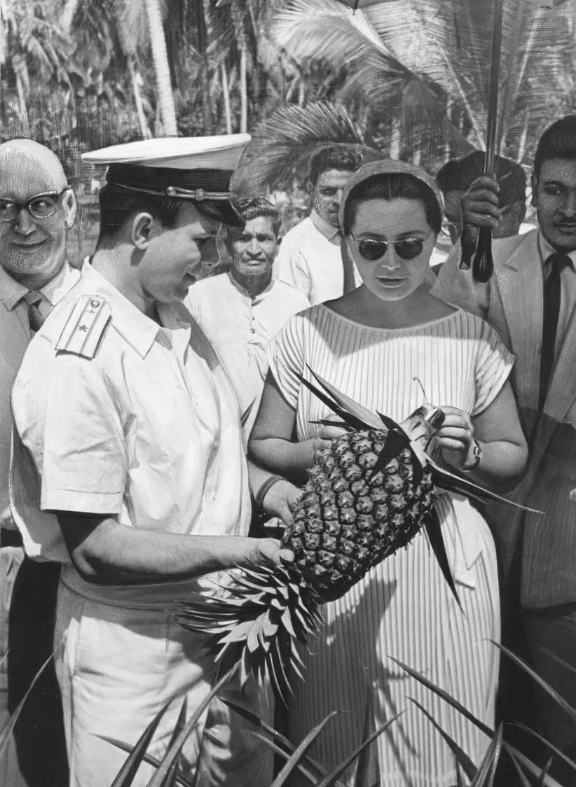 Юрий Гагарин с женой Валентиной на Шри-Ланке (о.Цейлон). 1961 год