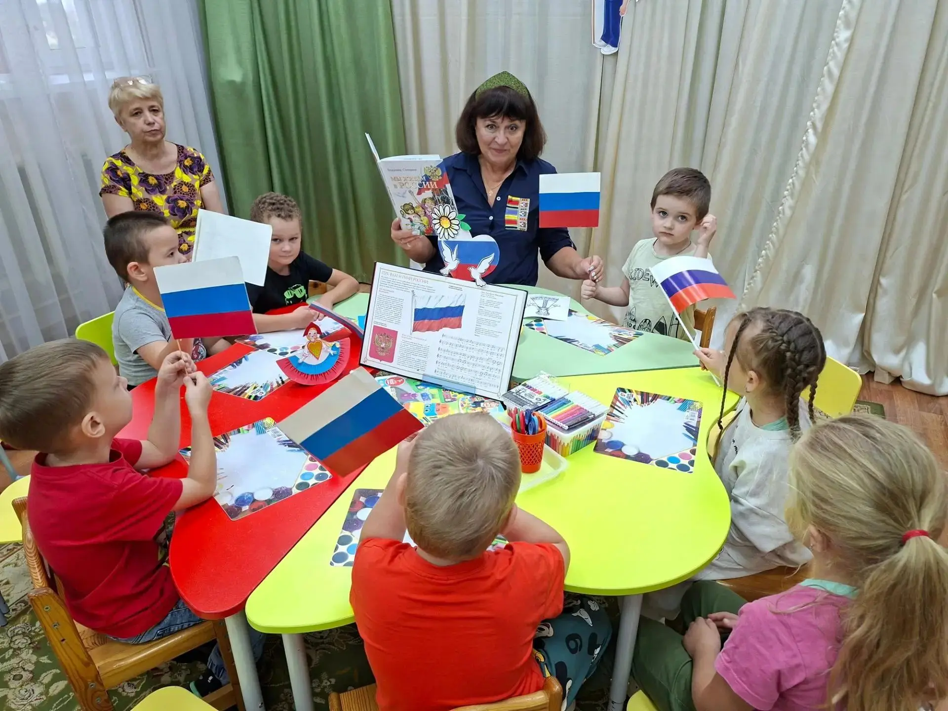 Мастер-класс ко Дню Государственного флага🇷🇺 Российской Федерации прошёл в Социальном...