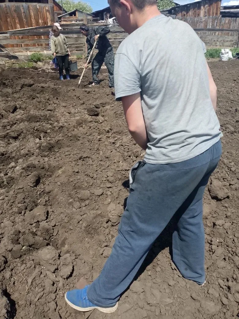 🌱 Земля, лопаты, улыбки и море позитива — так прошла сегодняшняя посадка картофеля с отрядом Минист
