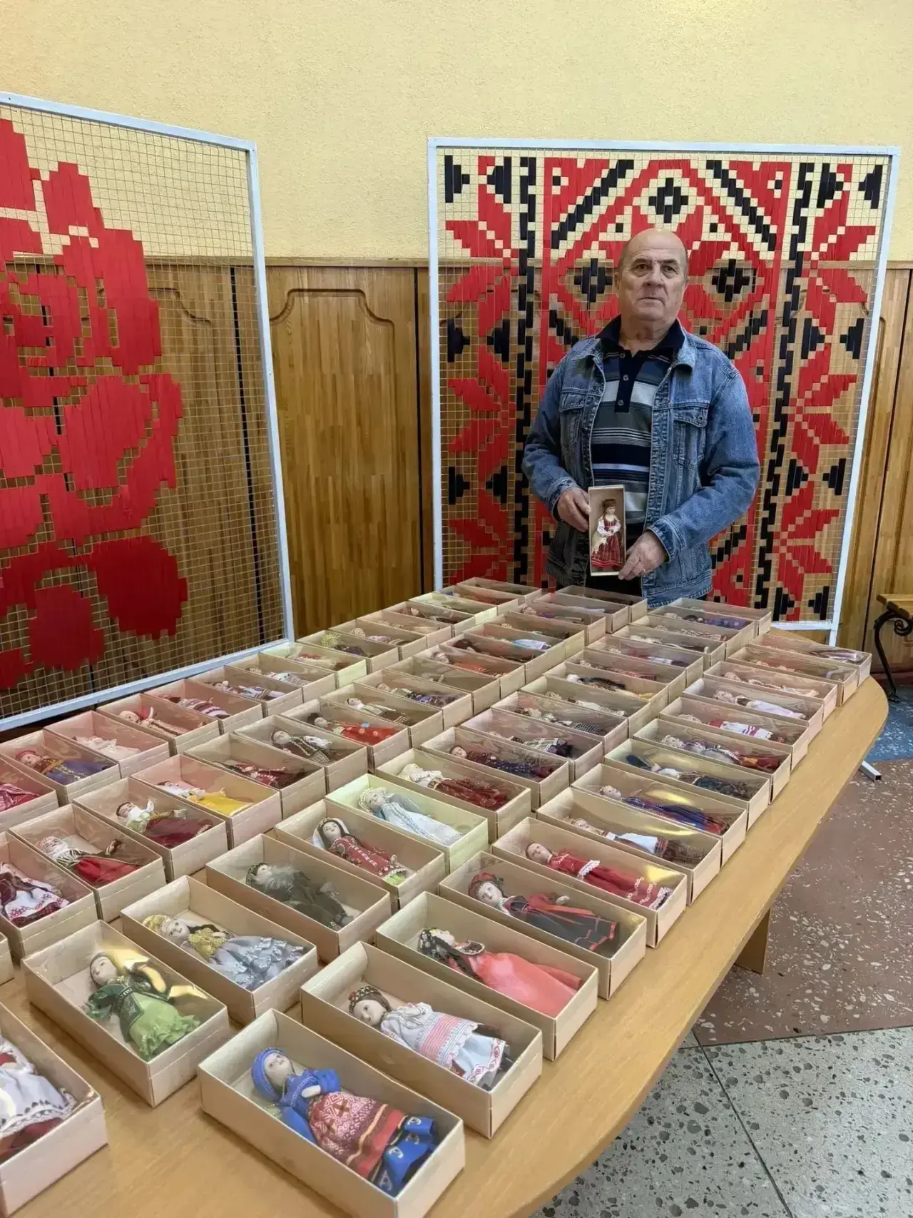 ✅ Необычная коллекция россошанского краеведа: куклы в народных костюмах как живая память🪆