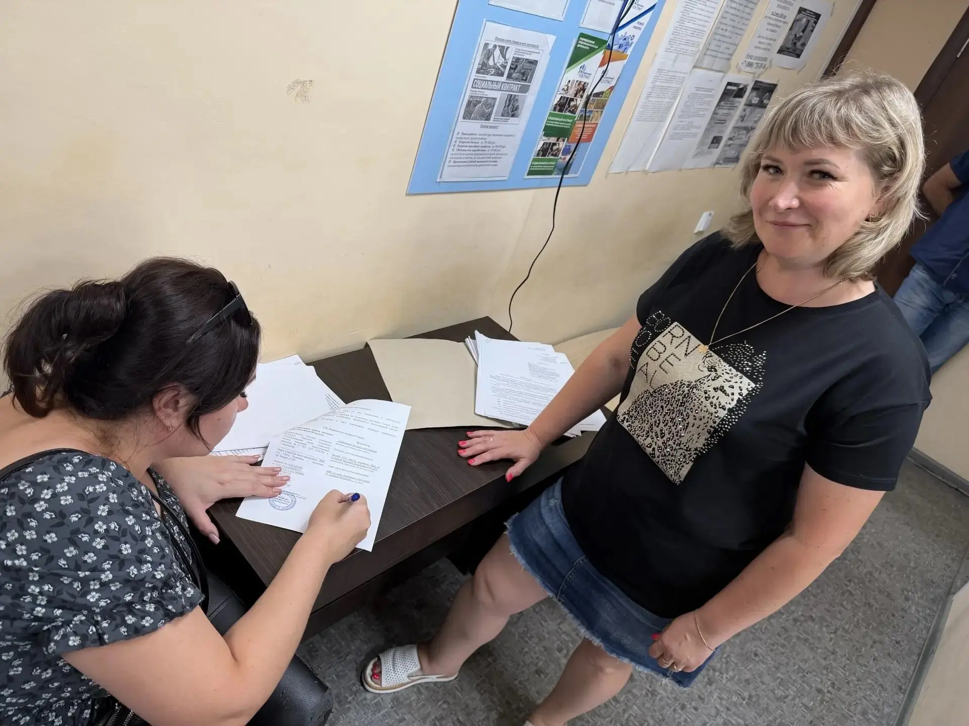 Специалисты филиала ГКУ ЛНР "РЦСЗН" в г. Лисичанске активно помогают жителям заключить ...