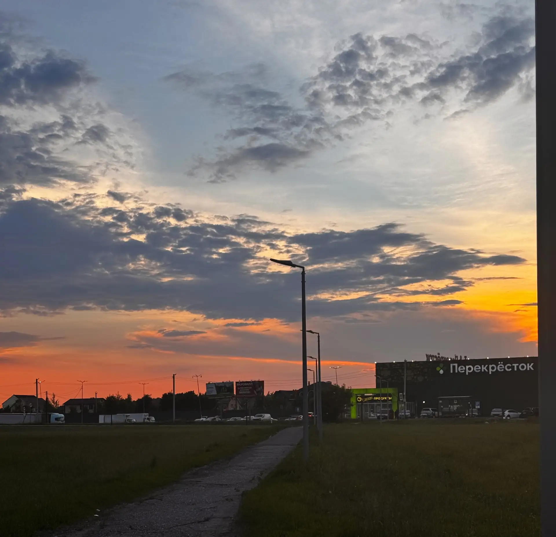 Доброй ночи, Бронницы!
📸: Нюта Громова

☀️ Есть красивые летние фотки? Присылайте!