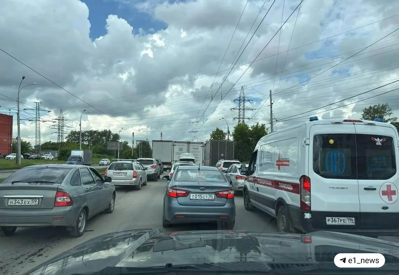 Очевидцы показали огромные пробки на Уралмаше и Эльмаше сегодня утром.  

А всё из-за ремонта трамва