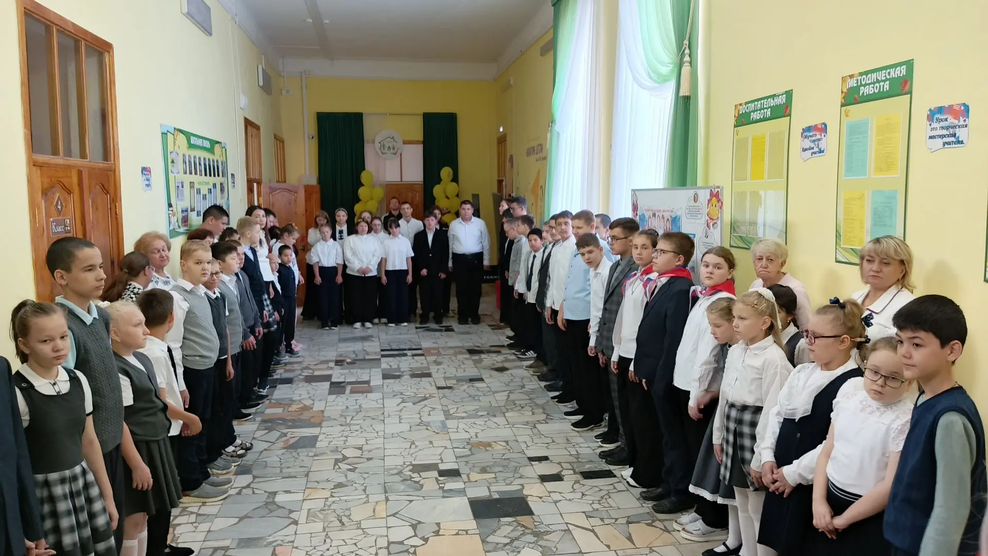 🇷🇺Традиционно неделя в нашей школе начинается с торжественной церемонии поднятия Госу...