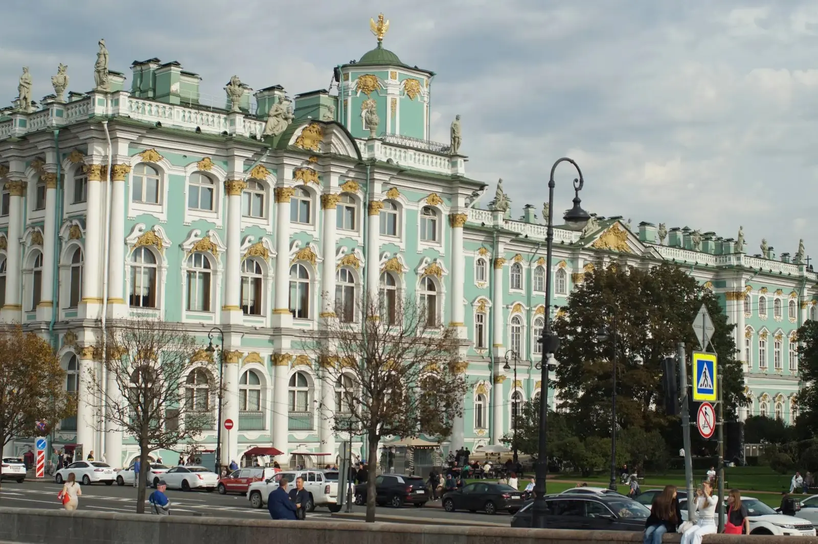 Так во вторник подтопило Стрелку Васильевского острова из-за сильного ветра. Нева вышла...