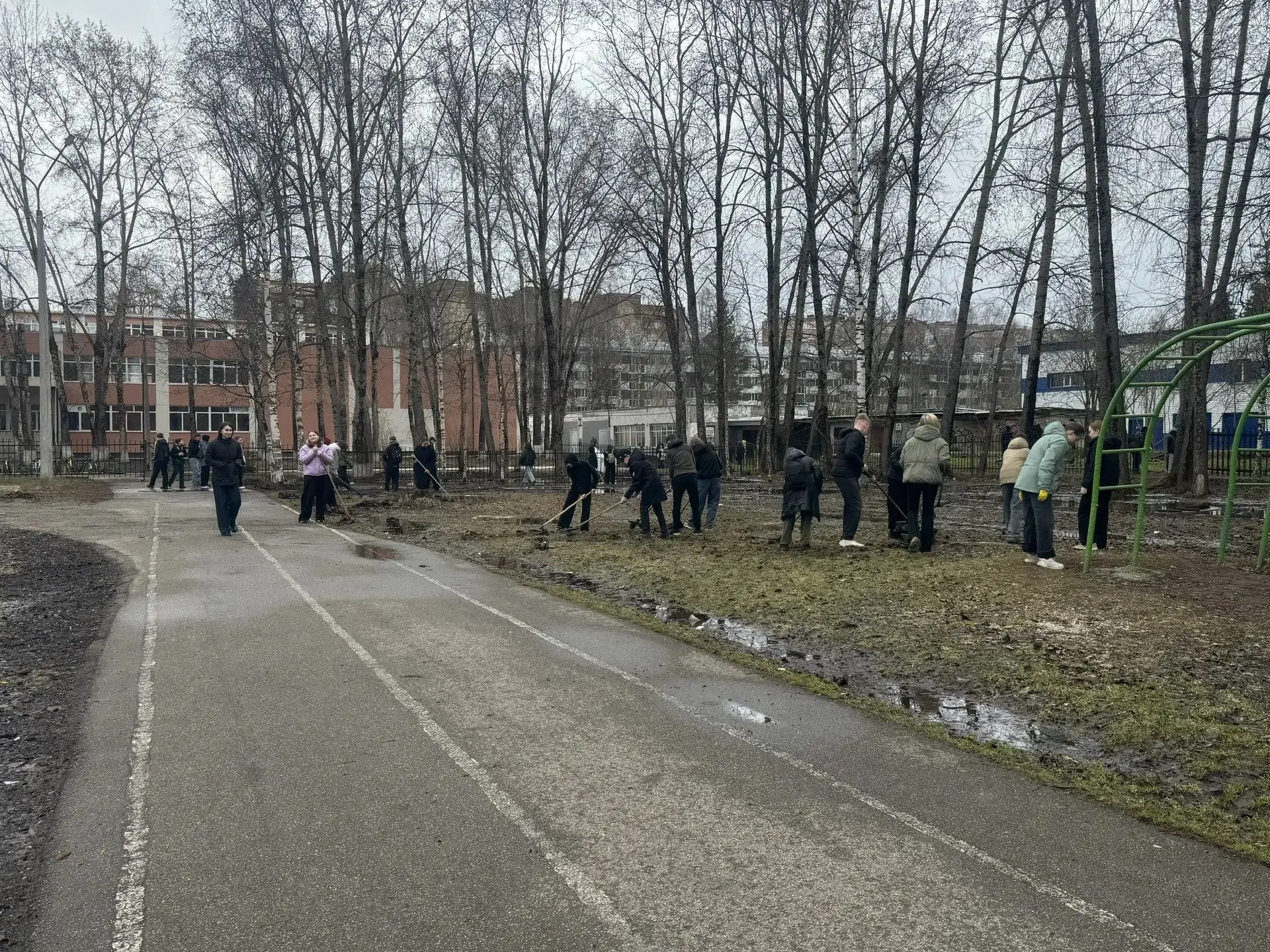 🧹 СУББОТНИК ПРОШЁЛ НА УРА! Вся школа — с 1 по 11 класс — вышла на весеннюю уборку. Никто не остался 