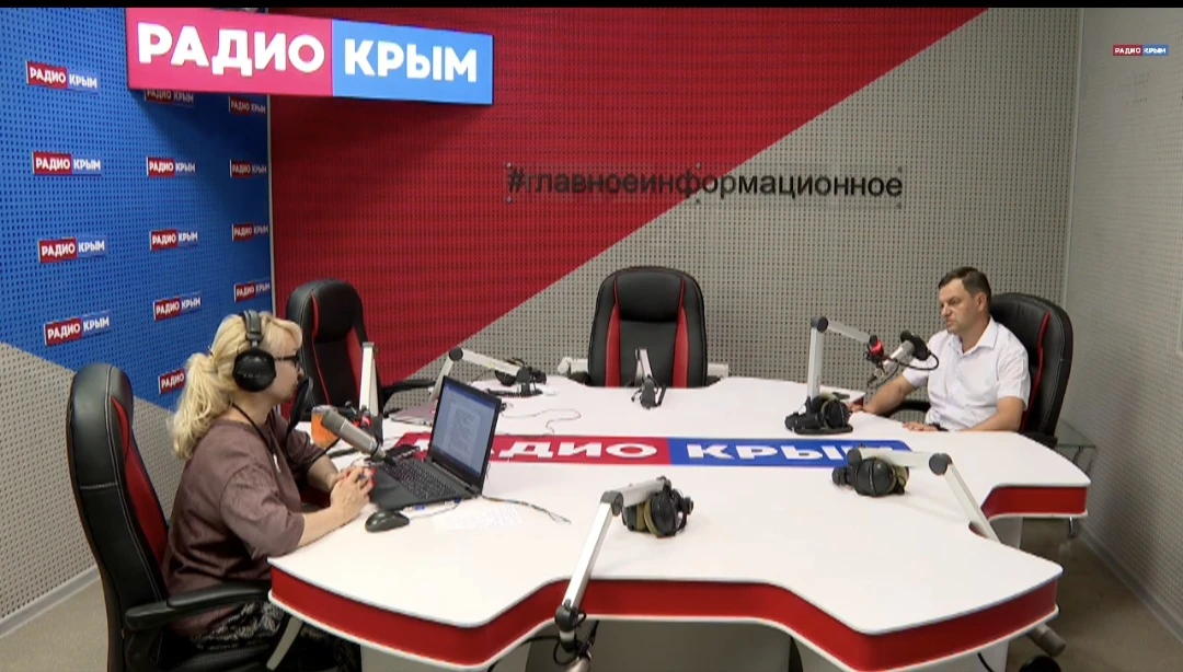 Председатель Госкомнаца Крыма Руслан Якуб­ов в эфире на радио Крым рассказал о мерах со...