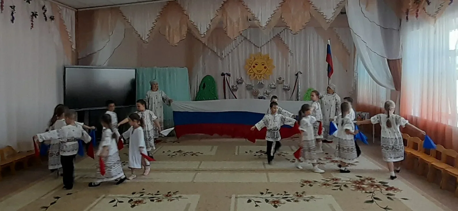 12 июня — День России 🇷🇺

Нам праздники для радости даны,
Мы знаем их немало, самых разных,
Но Ден