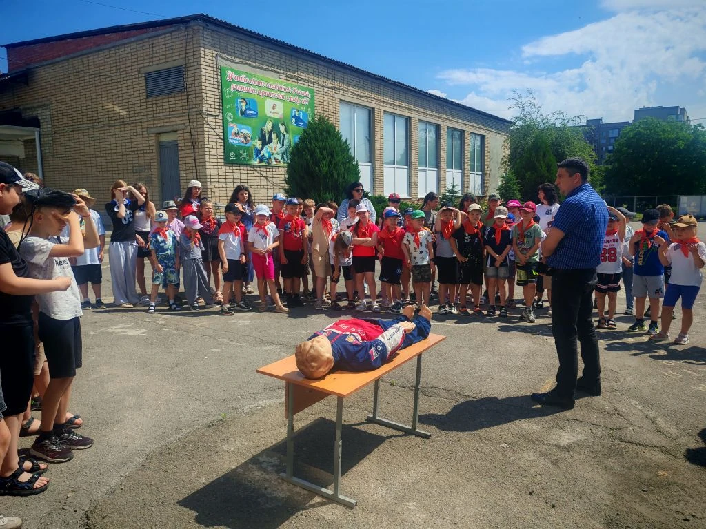 В пришкольном лагере "Солнышко" представители ГО ЧС г. Шахты провели с детьми  мероприятие, посвящен