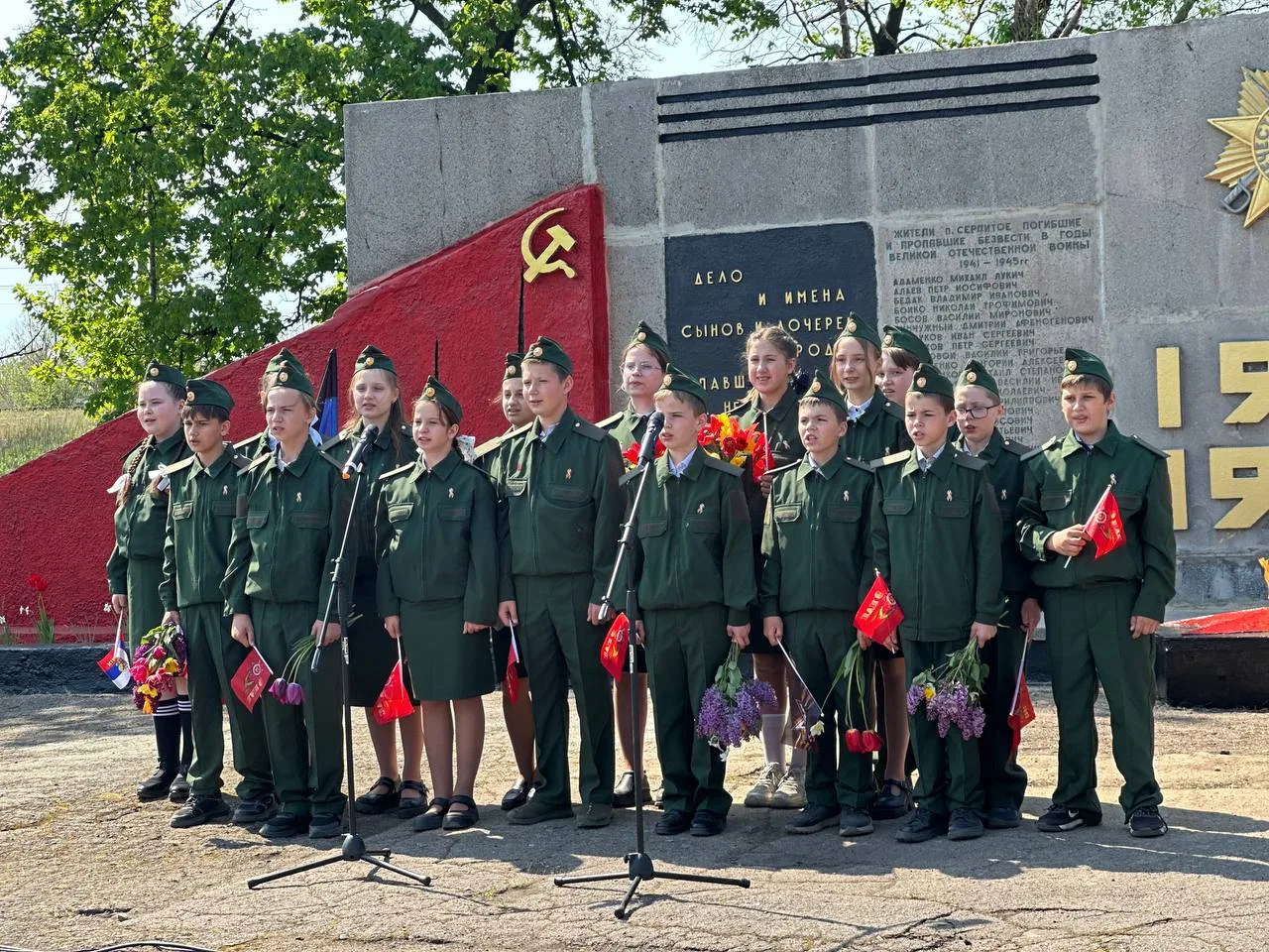 Сегодня, в канун Дня Победы у Мемориального комплекса в нашем посёлке загорелся вечный ...