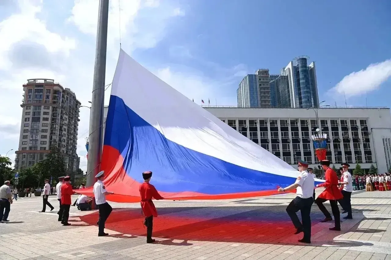 На Главной городской площади Краснодара подняли государственный флаг
 
День России в краевой столице