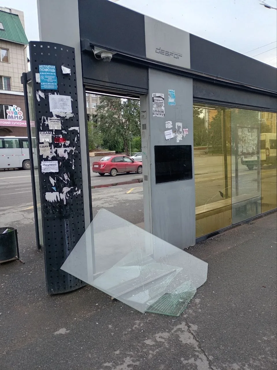 🤬 Вандалы расхлестали остановку возле кафедрального собора на Амурской

Плохо грузит Telegram? ЧП в
